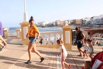 Un pasacalles anima a Melenara a vivir sus fiestas (Foto Briand Rodríguez)